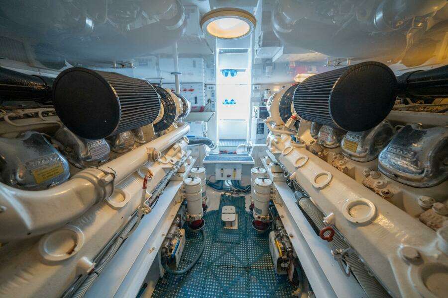 2005 Viking 52 Convertible 