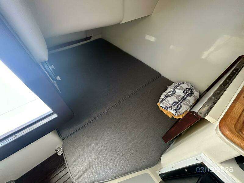 28' Albin cabin quarter berth