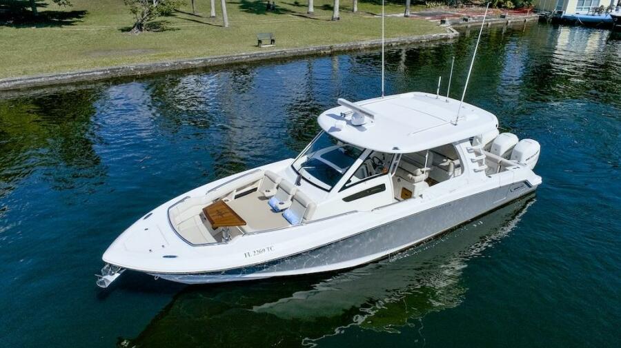 35' 2019 Boston Whaler 350 Realm