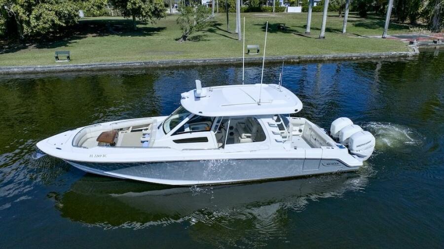 35' 2019 Boston Whaler 350 Realm
