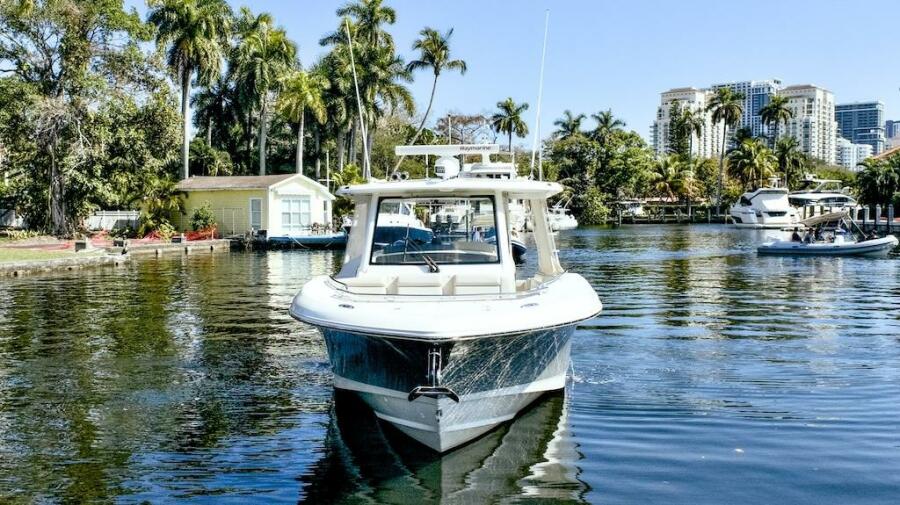 35' 2019 Boston Whaler 350 Realm