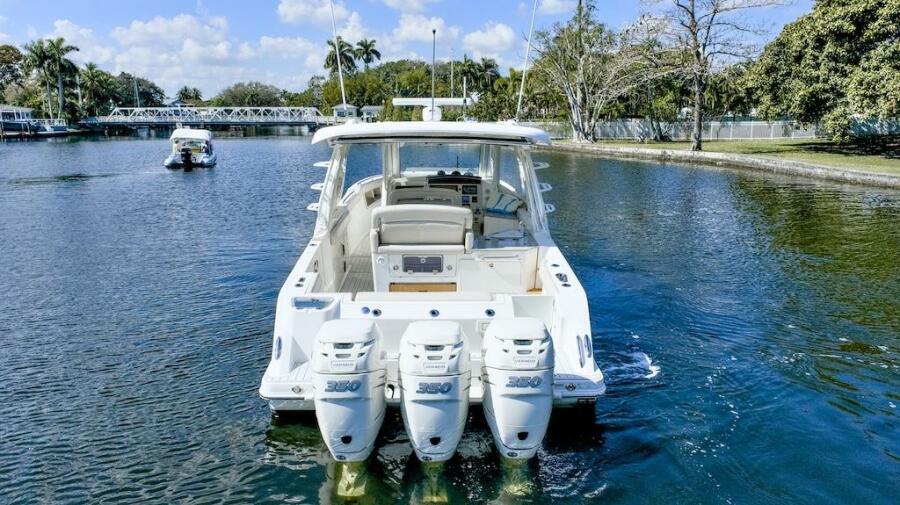 35' 2019 Boston Whaler 350 Realm