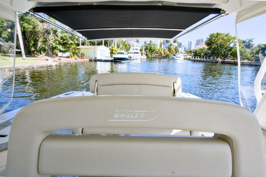35' 2019 Boston Whaler 350 Realm