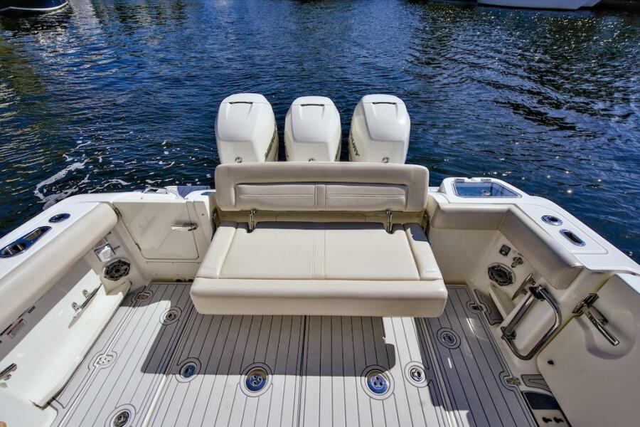 35' 2019 Boston Whaler 350 Realm