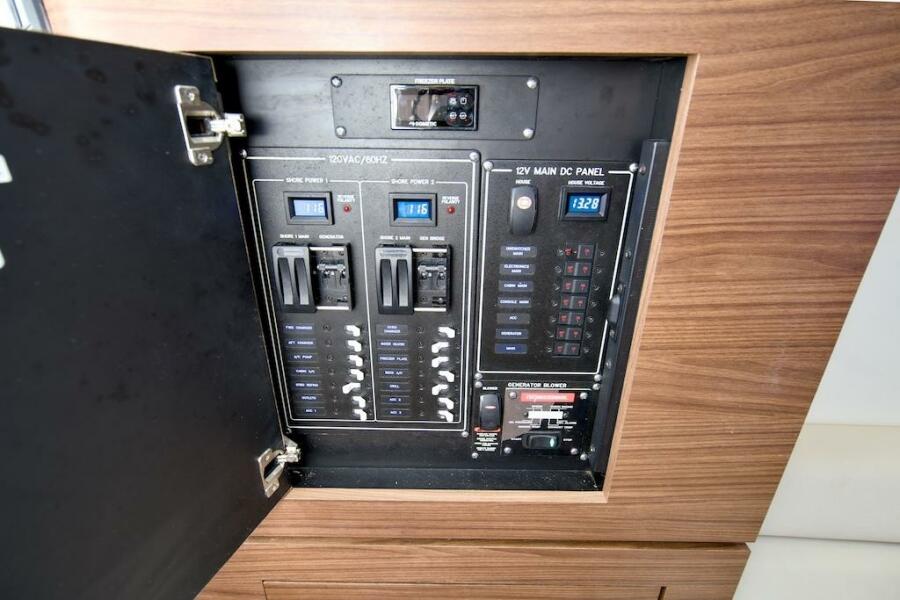 35' 2019 Boston Whaler 350 Realm