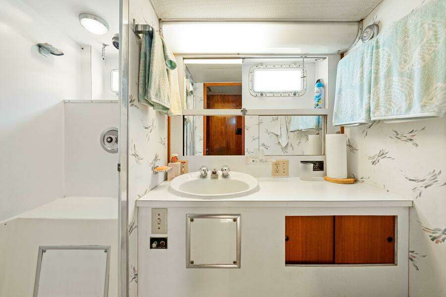 LATTITUDE 53ft Hatteras Yacht For Sale