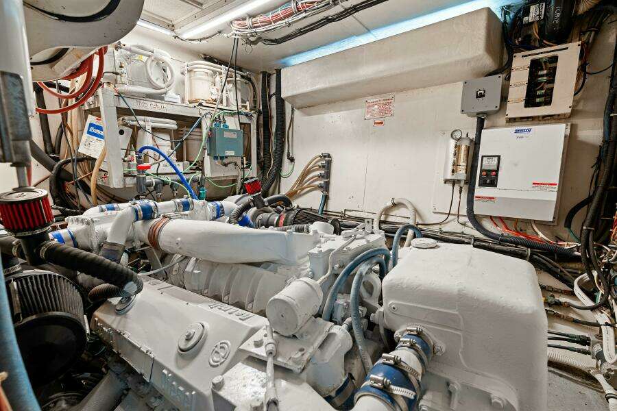 LATTITUDE 53ft Hatteras Yacht For Sale