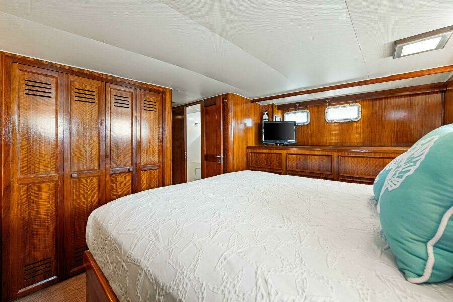 LATTITUDE 53ft Hatteras Yacht For Sale