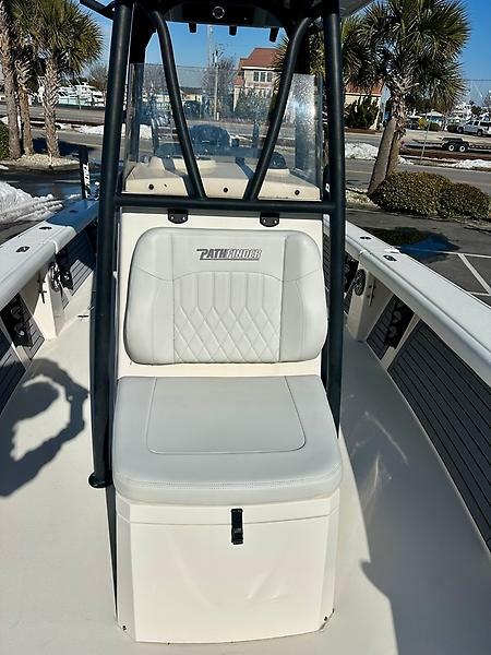 27' 2023 Pathfinder 2700