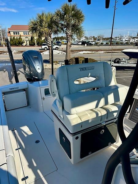 27' 2023 Pathfinder 2700