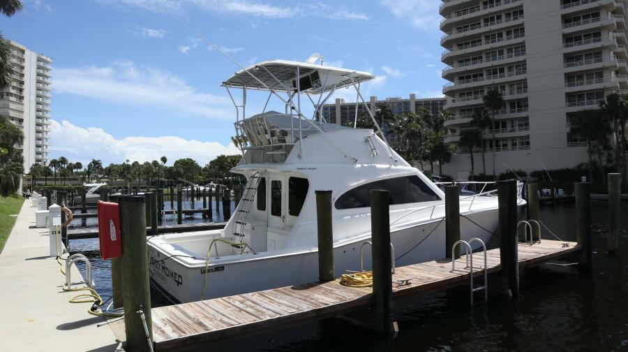 38' 2005 Luhrs 