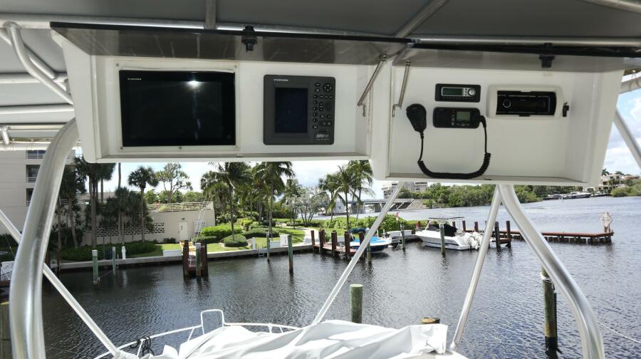 38' 2005 Luhrs 