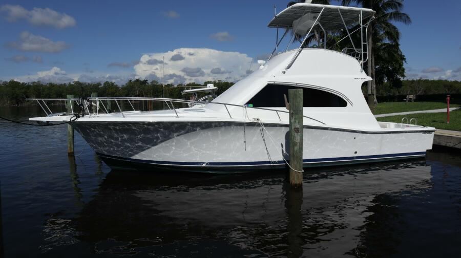 38' 2005 Luhrs 
