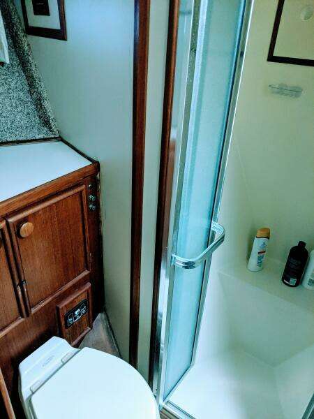 46' Chris Craft 1986 Fwd Guest Head