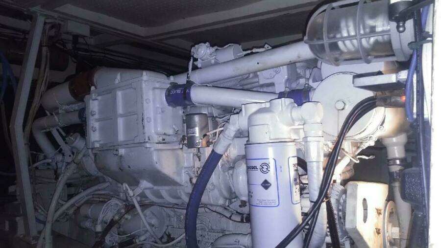 46' Chris Craft 1986 Engineroom