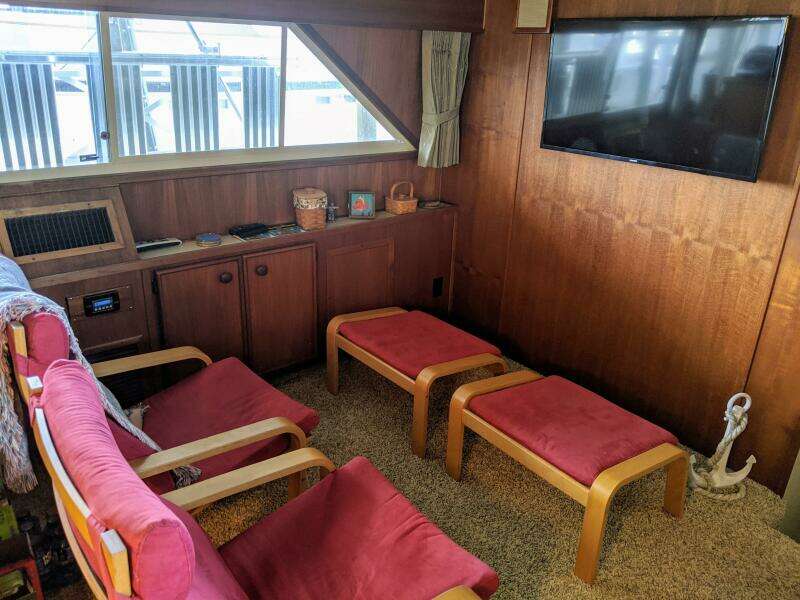 46' Chris Craft 1986 Lower Saloon