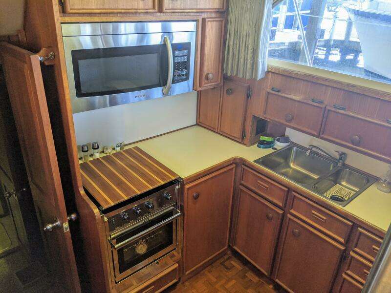 46' Chris Craft 1986 Galley