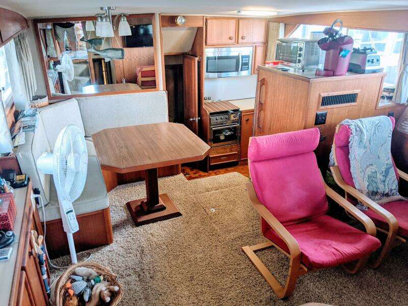 46' Chris Craft 1986 Lower Saloon
