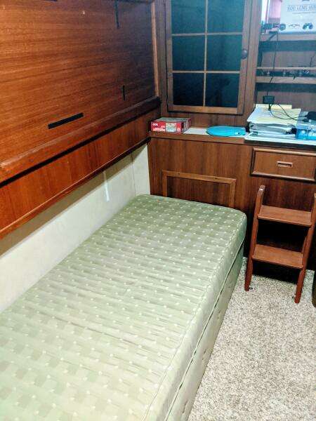 46' Chris Craft 1986 Aft Guest Berth