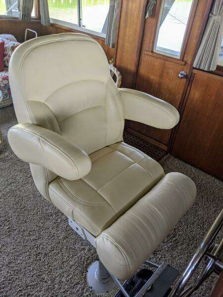 46' Chris Craft 1986 Helmseat