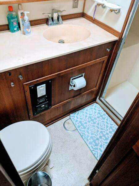 46' Chris Craft 1986 Aft Head