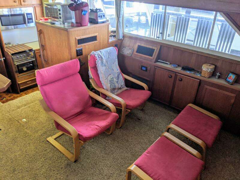 46' Chris Craft 1986 Lower Saloon