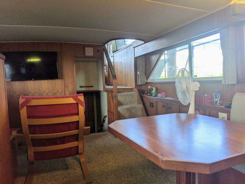 46' Chris Craft 1986 Dining