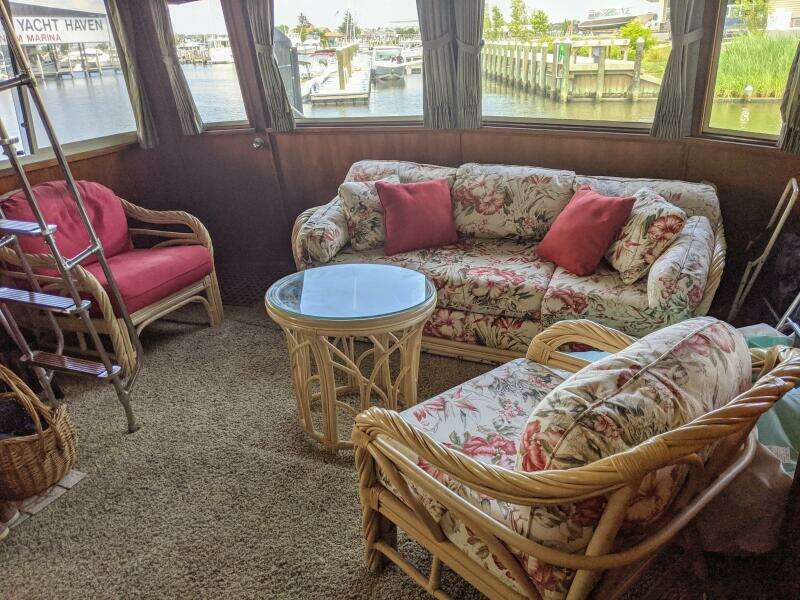 46' Chris Craft 1986 Upper Saloon