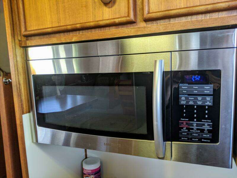 46' Chris Craft 1986 Galley