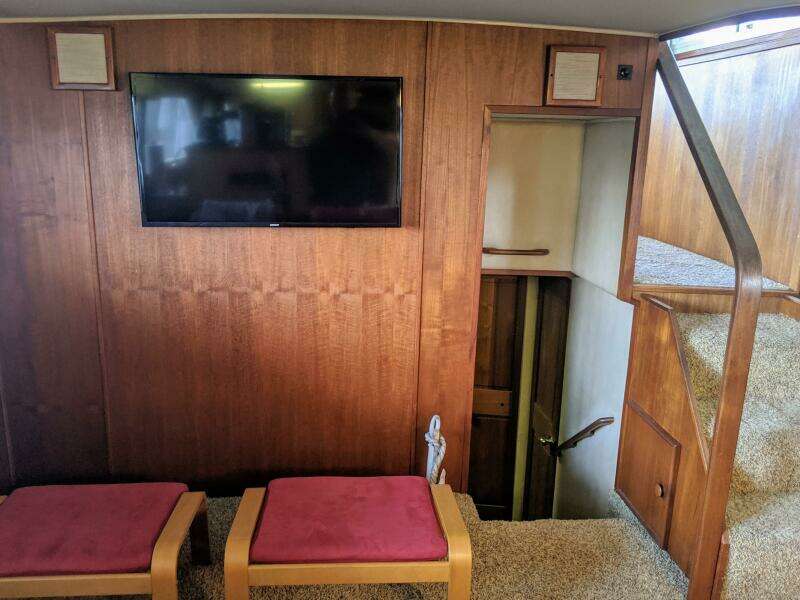 46' Chris Craft 1986 Lower Saloon