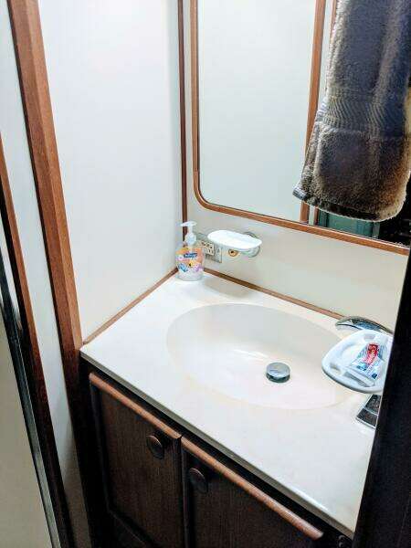 46' Chris Craft 1986 Fwd Guest Hear