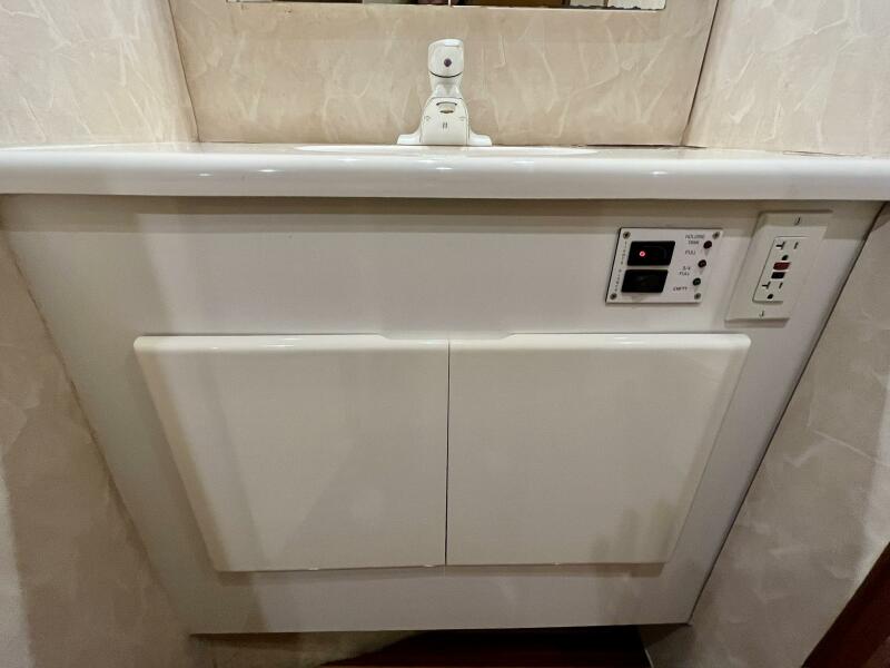 42' 1999 Post 42 Convertible