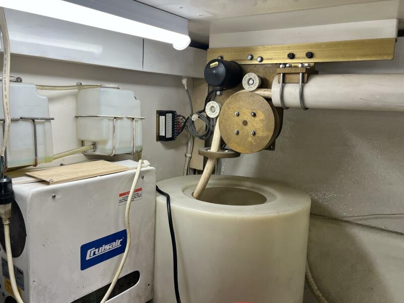 42' 1999 Post 42 Convertible