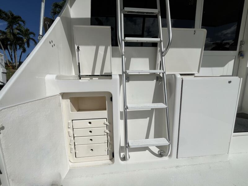 42' 1999 Post 42 Convertible