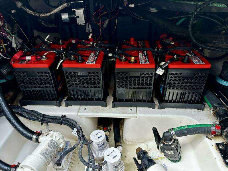 Boston Whaler 33 BOTTOMS UP - Cockpit Access