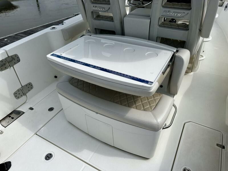 33' 2019 Boston Whaler 330 Outrage