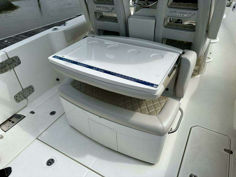 Boston Whaler 33 BOTTOMS UP - Aft Seating