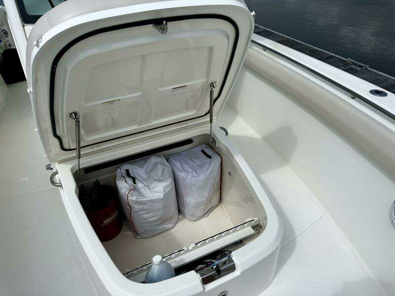 Boston Whaler 33 BOTTOMS UP -  Bow Seating/Storage 