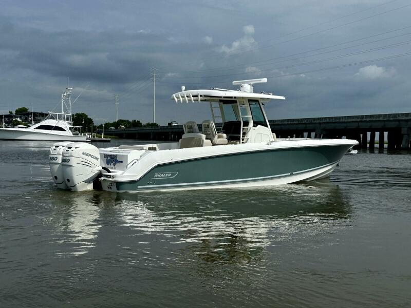 33' 2019 Boston Whaler 330 Outrage