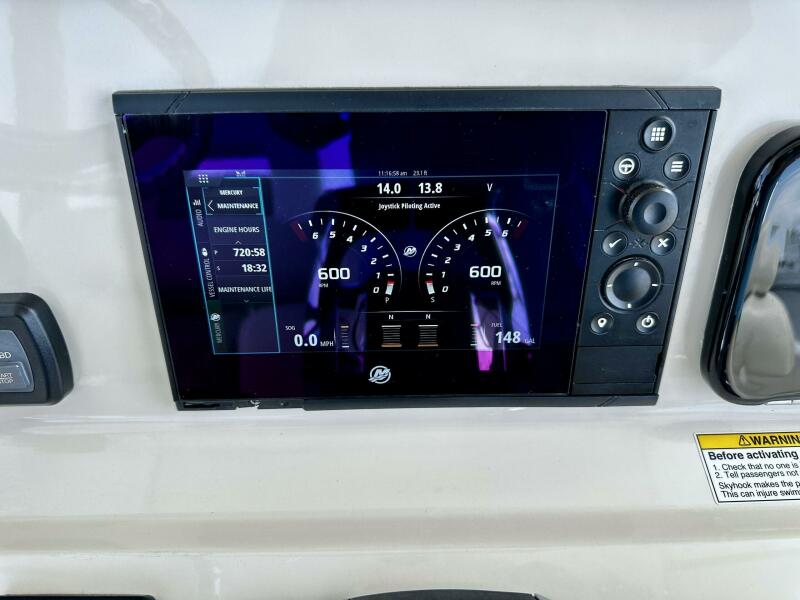 33' 2019 Boston Whaler 330 Outrage