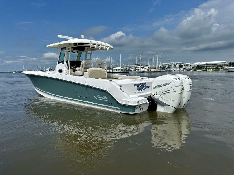 33' 2019 Boston Whaler 330 Outrage