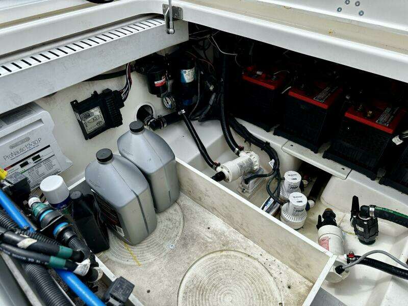 Boston Whaler 33 BOTTOMS UP - Cockpit Access