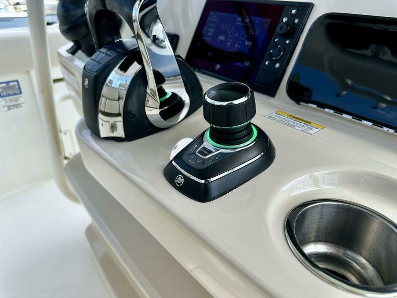 33' 2019 Boston Whaler 330 Outrage
