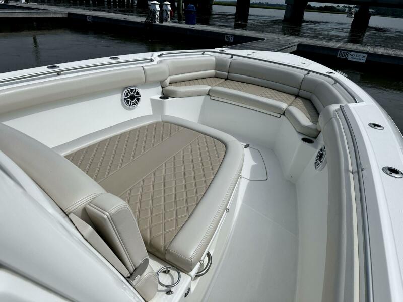 33' 2019 Boston Whaler 330 Outrage