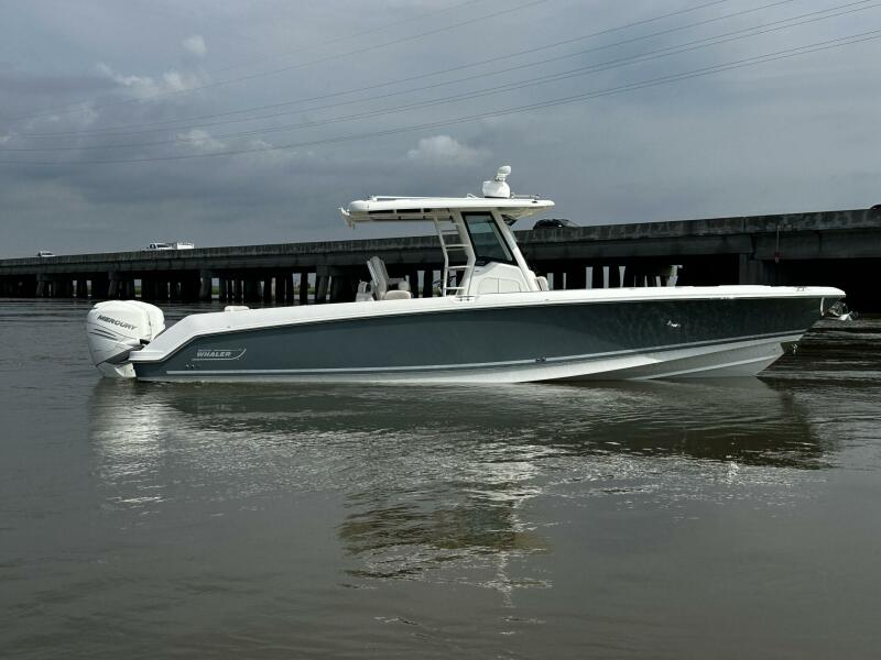 33' 2019 Boston Whaler 330 Outrage