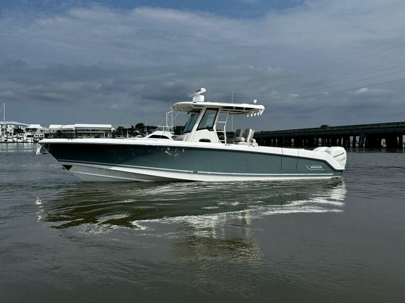 33' 2019 Boston Whaler 330 Outrage