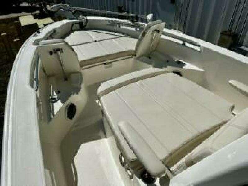 Boston Whaler 250 Dauntless - Bow