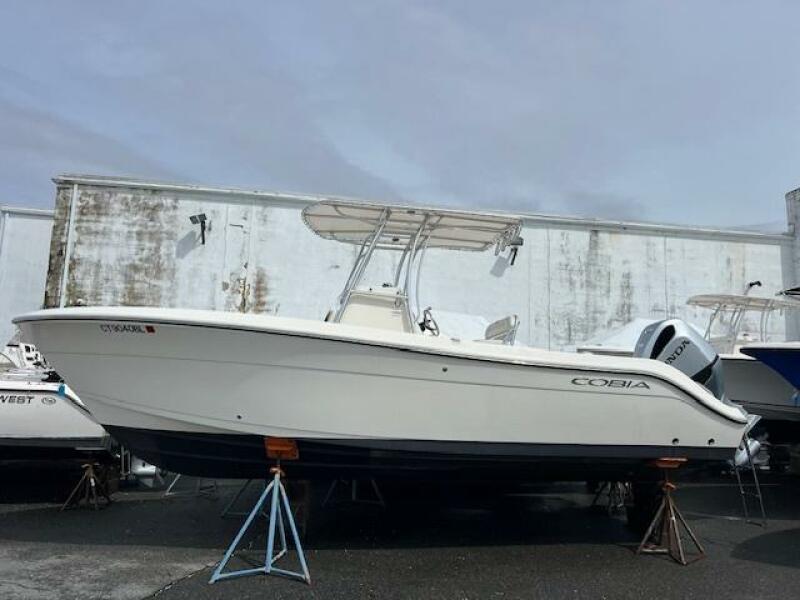 24' 2022 Cobia 237
