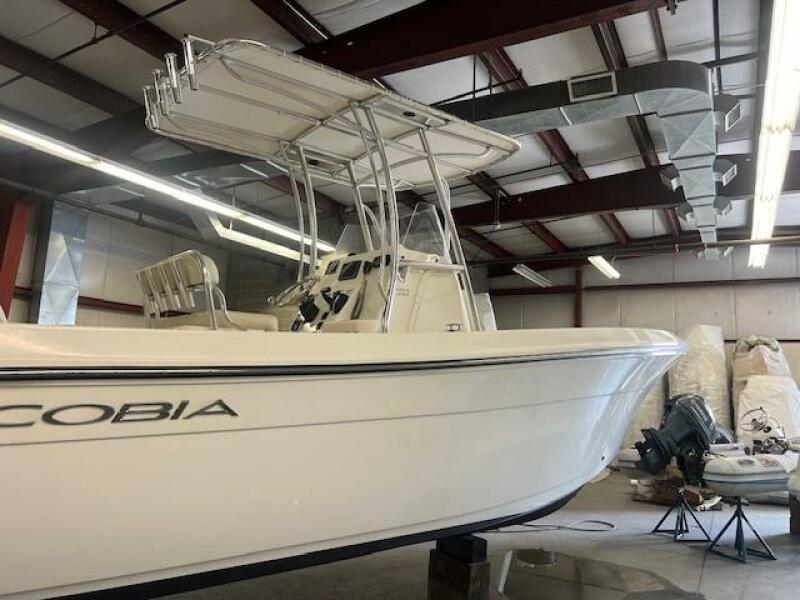 24' 2022 Cobia 237