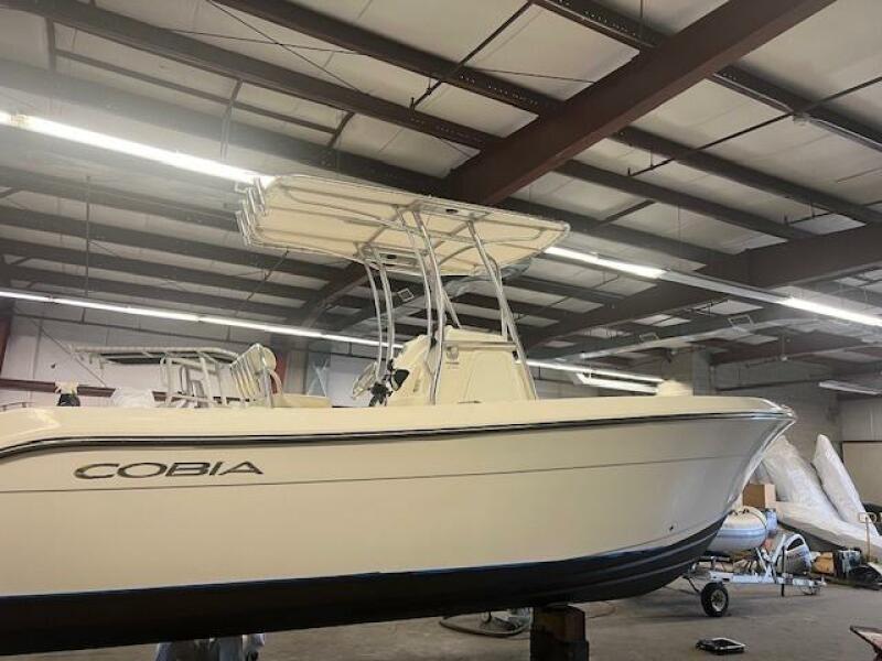 24' 2022 Cobia 237